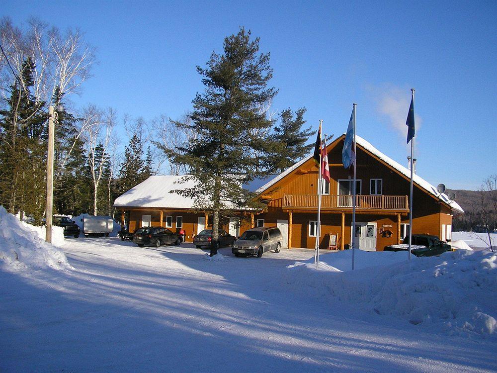 Motel Ours Bleu Lac-Saguay Exterior foto