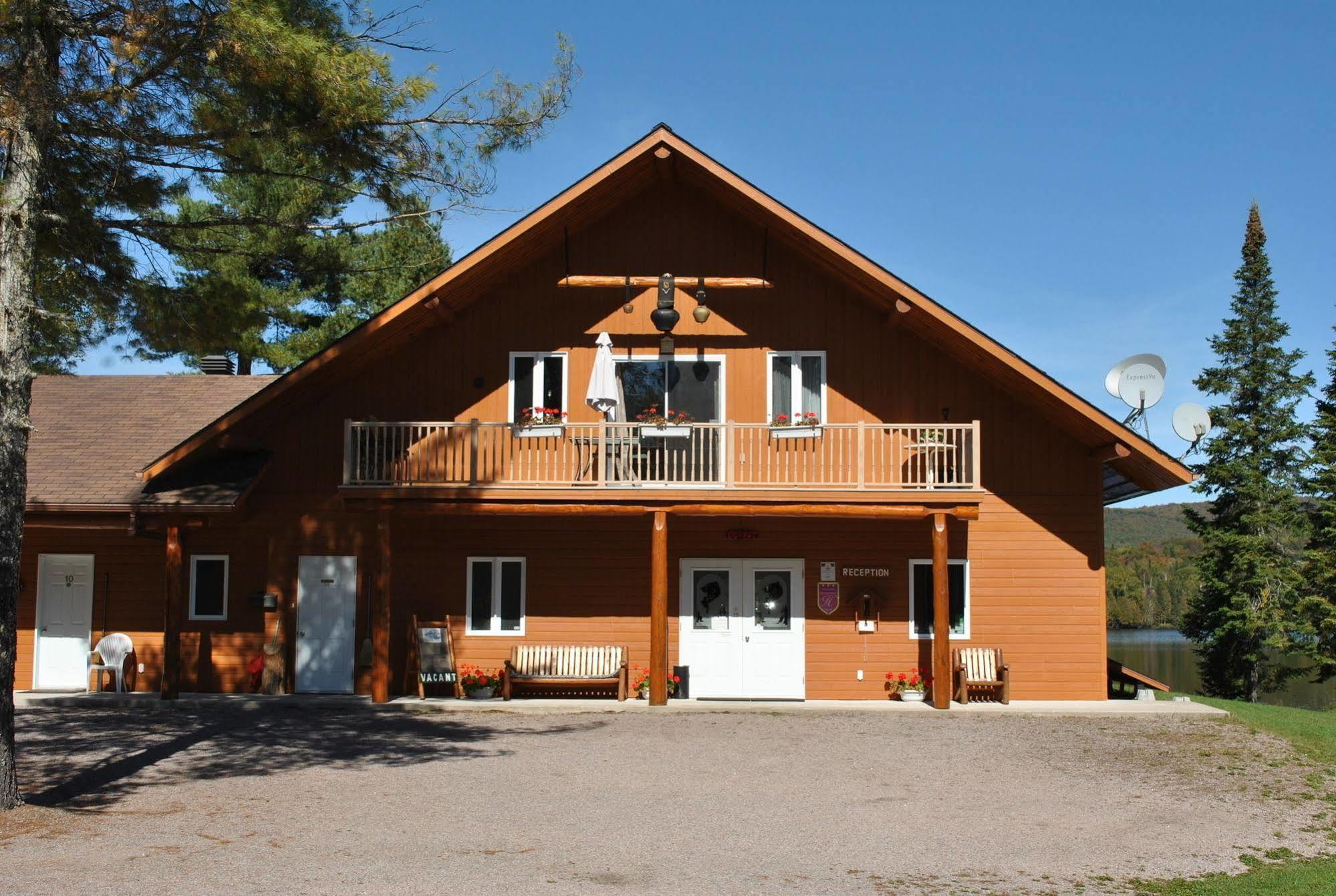 Motel Ours Bleu Lac-Saguay Exterior foto