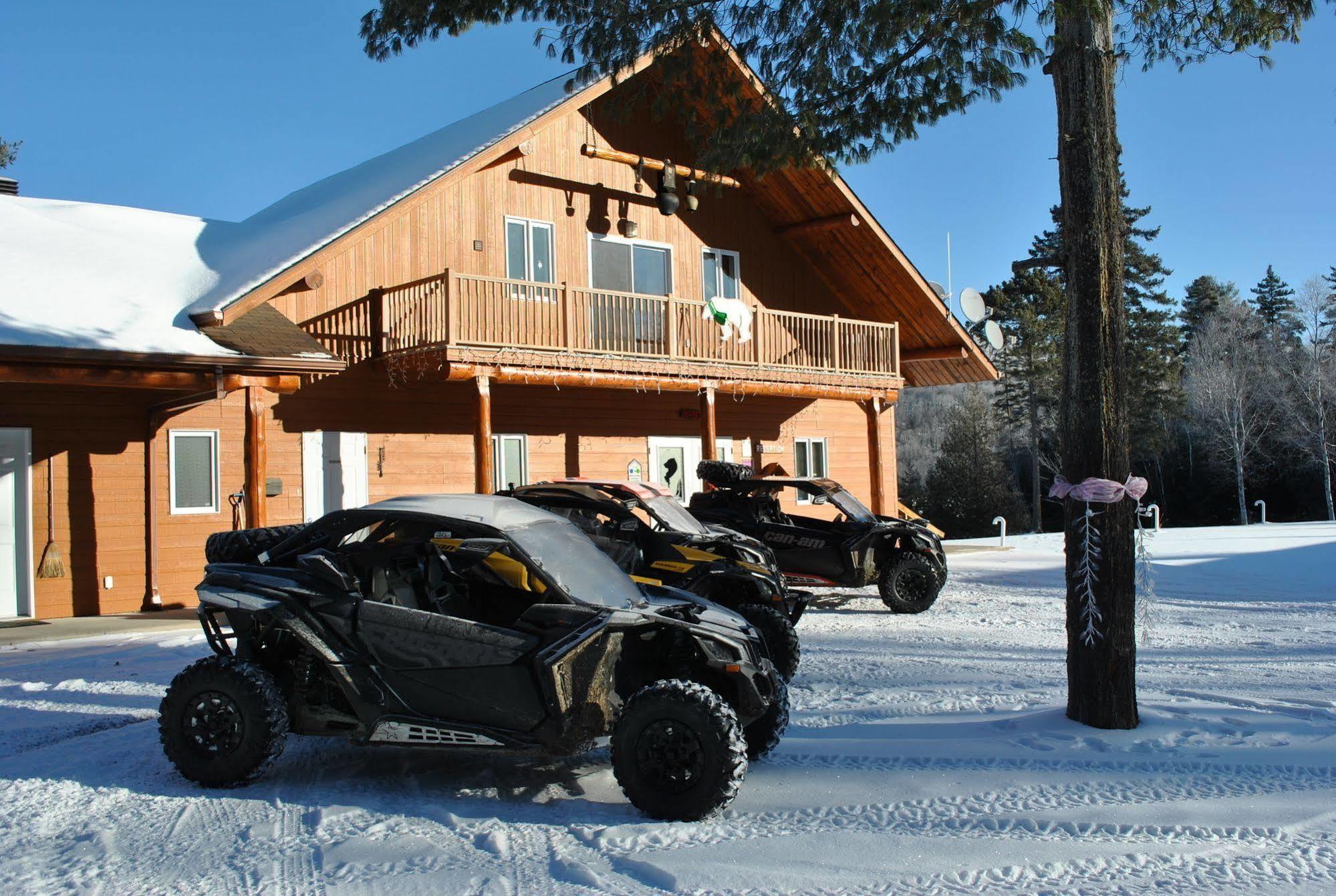 Motel Ours Bleu Lac-Saguay Exterior foto