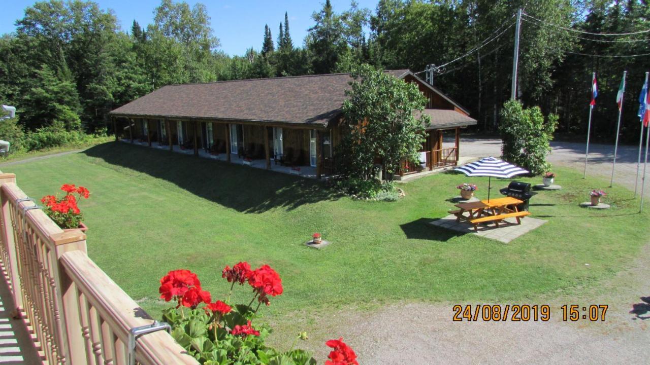 Motel Ours Bleu Lac-Saguay Exterior foto